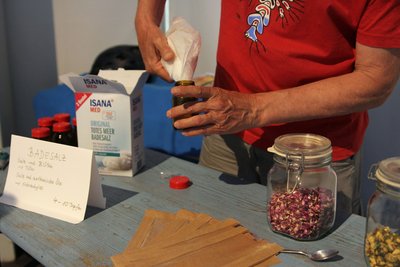 Workshop „Verwöhnen Sie sich mit aetherischen Ölen“ Abfüllen von Salz